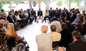 Macri recibe en Olivos a veteranos de guerra y familiares de excombatientes