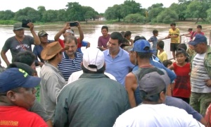 'Nuestros hermanos' del norte, sin agua potable pero con celular