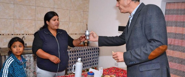 Zottos vuelve a las repartijas oficiales y desayuna con Criollitas