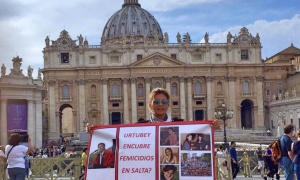 La protesta contra Urtubey y los asesinatos de mujeres en Salta se traslada a Roma