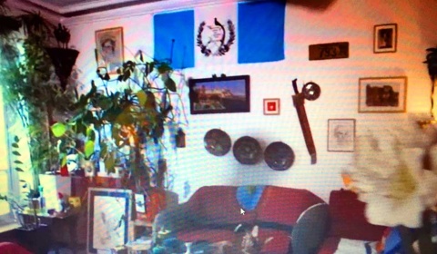 Una bandera de Salta adorna el salón de Jean-Michel Bouvier en París