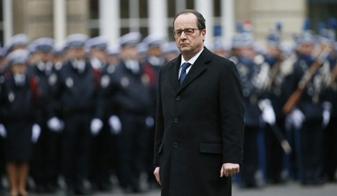 Hollande rinde homenaje a los tres policías muertos en los atentados