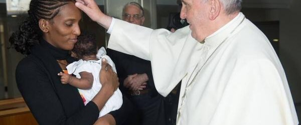 El Papa Francisco recibe a Meriam, la cristiana sudanesa que fue condenada a muerte por su fe