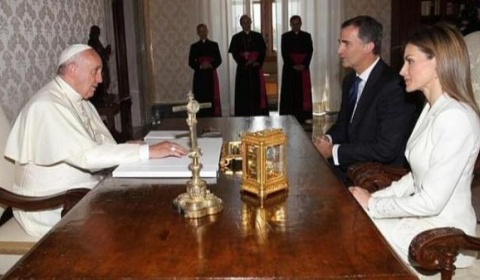 El Papa Francisco recibe al rey Felipe VI en su primera visita al extranjero
