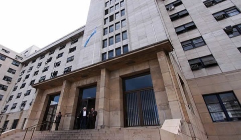 La Unidad Popular denuncia penalmente al ministro Caputo por la deuda a 100 años