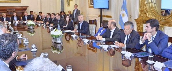 Urtubey, el único Gobernador con los codos hincados sobre la mesa