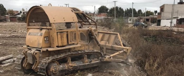 Sáenz limpia un vertedero ilegal de basura y lo convierte en una plaza