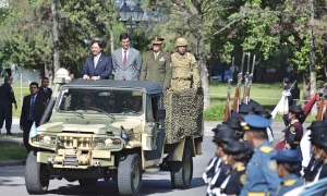 Urtubey, sin la primera dama, preside en Salta los actos del 2 de Abril