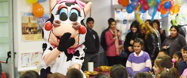 La Vaca Nata lleva chocolatada con tortillas a los jardines de infantes de Salta