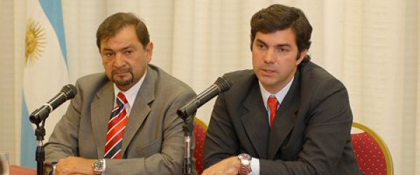 Isa sigue regalando anteojos y haciendo publicidad, de paso, a una óptica local