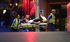 La policía entra en la cafetería de Sydney y libera a los rehenes
