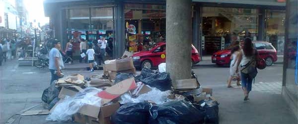 Multados siete comercios en Salta por sacar la basura a la calle durante el feriado