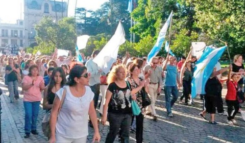 La marcha por Nisman reúne en Salta a una modesta cantidad de manifestantes