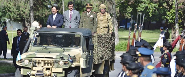 Urtubey, sin la primera dama, preside en Salta los actos del 2 de Abril