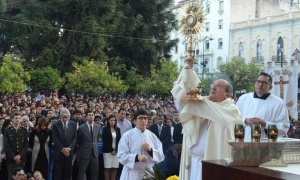 Urtubey y Zottos asisten a la celebración del Corpus Christi