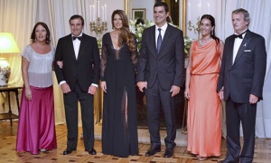 El Gobernador y su esposa asisten a la cena de gala anual del Club 20 de Febrero