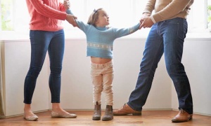 Unos padres deberán someterse a terapia psicológica antes de acordar sobre la guarda del hijo común