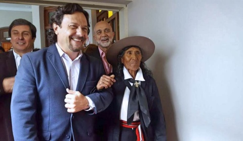 Eulogia Tapia presenta su primer álbum 'Flor de mi pago' en el Teatro Provincial de Salta