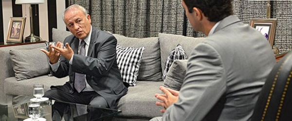 El gobernador Urtubey recibe la visita del senador Gustavo Marcial en un ambiente gris
