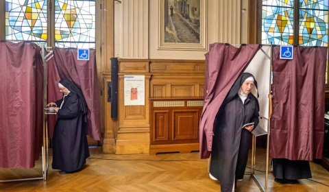 Es más dañino para las libertades el voto electrónico que la educación religiosa