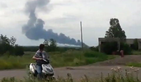 Un avión malasio con 295 pasajeros a bordo se estrella en Ucrania