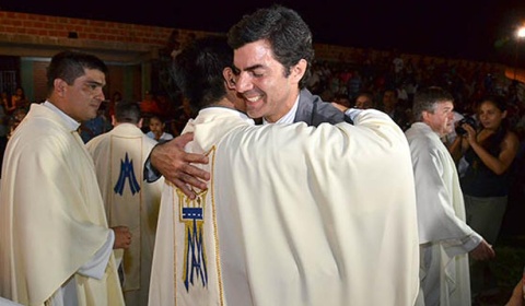 Un Juan Manuel Urtubey en trance participa en una ordenación sacerdotal en Tartagal