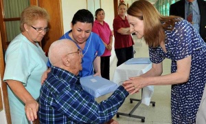 Llamar 'abuelo' o 'abuela' a una persona mayor constituye maltrato