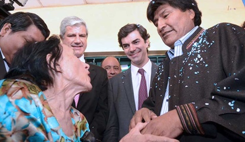 Evo Morales se reencuentra en Campo Santo con su maestra de la escuela primaria