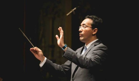 El director colombiano Hadrián Ávila Arzuza dirige la Orquesta Sinfónica de Salta
