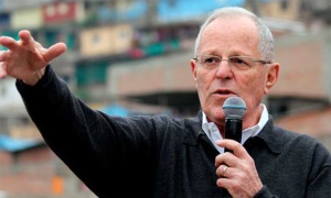Kuczynski aventaja a Fujimori según avanza el recuento oficial de votos en el Perú