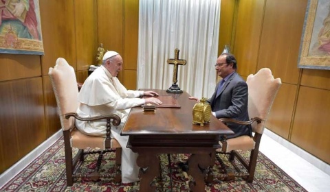 El papa Francisco recibe en audiencia privada a François Hollande