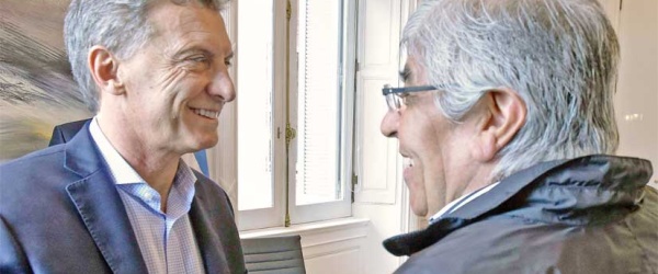 El panqueque y el piantavotos comparten platea en el Salón Blanco de la Casa Rosada