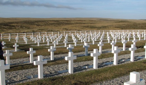 Familiares de 240 soldados argentinos muertos en las Malvinas visitarán el cementerio de Darwin