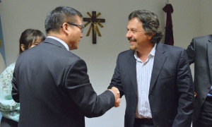 Gustavo Sáenz recibe en su despacho a un grupo de latinoamericanistas chinos