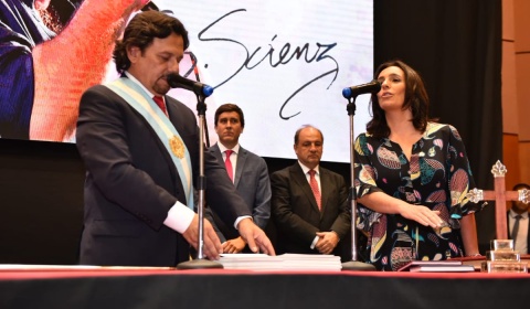 Sáenz debe demostrar que su gobierno es firme y serio a la vez