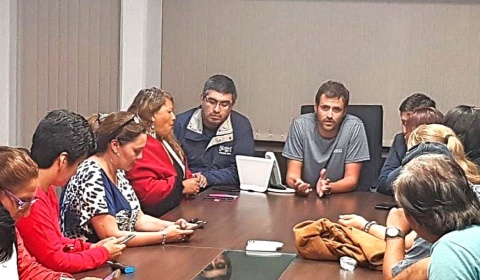 Ministro de Urtubey se presenta en camiseta a una reunión oficial con agentes del Estado