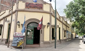 'Adentro puro temblor, el bombo con la baguala...'