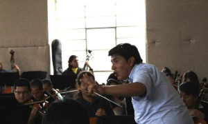El director ecuatoriano William Vergara dirige la Orquesta Sinfónica de Salta