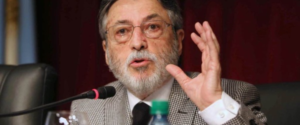 Renuncia de Abad, round para Moyano