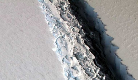 Un enorme iceberg se desprende de la Antártida