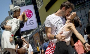 Cientos de parejas recrean en Times Square el famoso beso del fin de la guerra