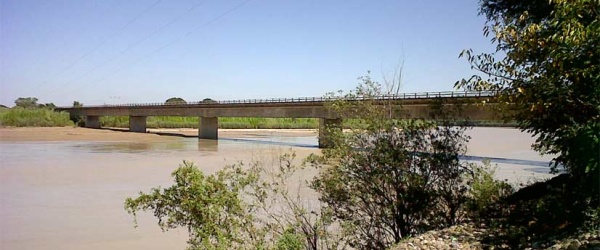 Etapa final de la construcción del puente sobre el río Calchaquí, en La Poma