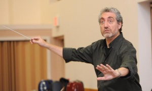 El maestro Paul Phillips dirige esta noche a la Orquesta Sinfónica de Salta