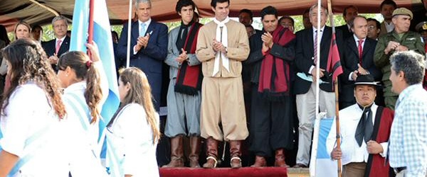 Actos oficiales en El Bordo por el aniversario de la Revolución de Mayo