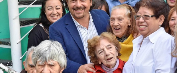 Sáenz visita a los residentes en el hogar de ancianos Renacer de Villa San Antonio