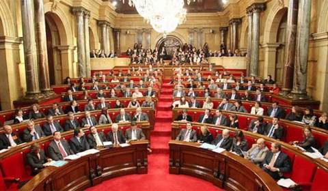 El Parlamento de Cataluña aprueba la resolución independentista por nueve votos