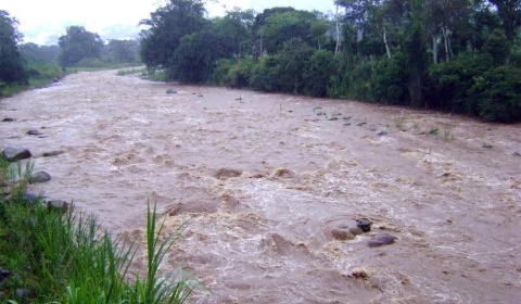 Funcionarios nacionales visitan las obras de reconversión productiva del río Toro