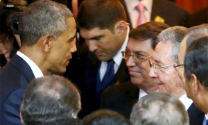 Histórico saludo entre Barack Obama y Raúl Castro en la Cumbre de las Américas en Panamá