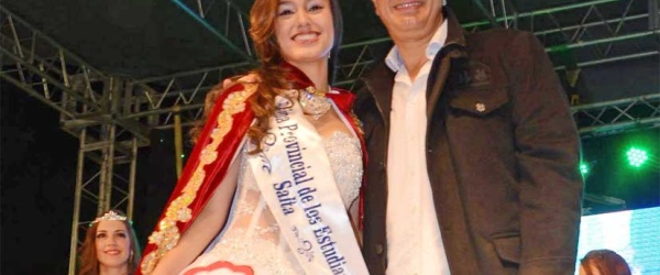 Zottos corona a Oriana, Reina de los Estudiantes de la Provincia de Salta