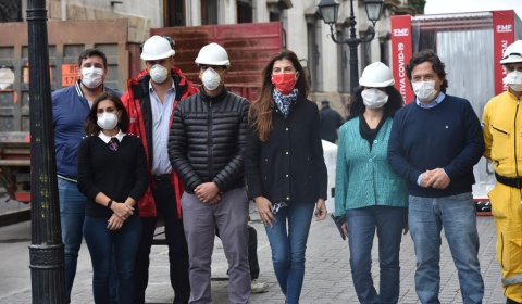 Gustavo Sáenz y Bettina Romero no respetan la distancia de seguridad